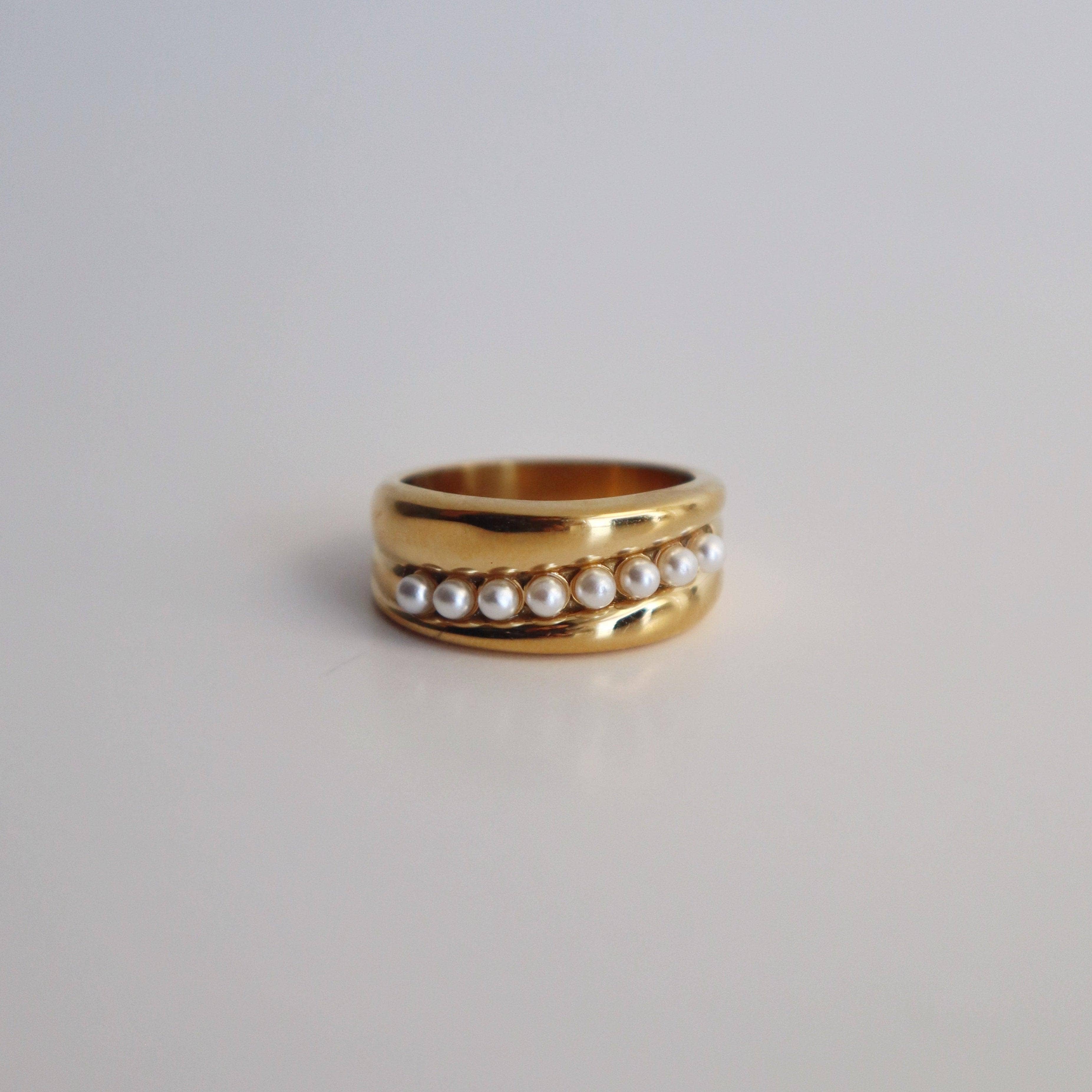 Perla Chunky Pearl Ring