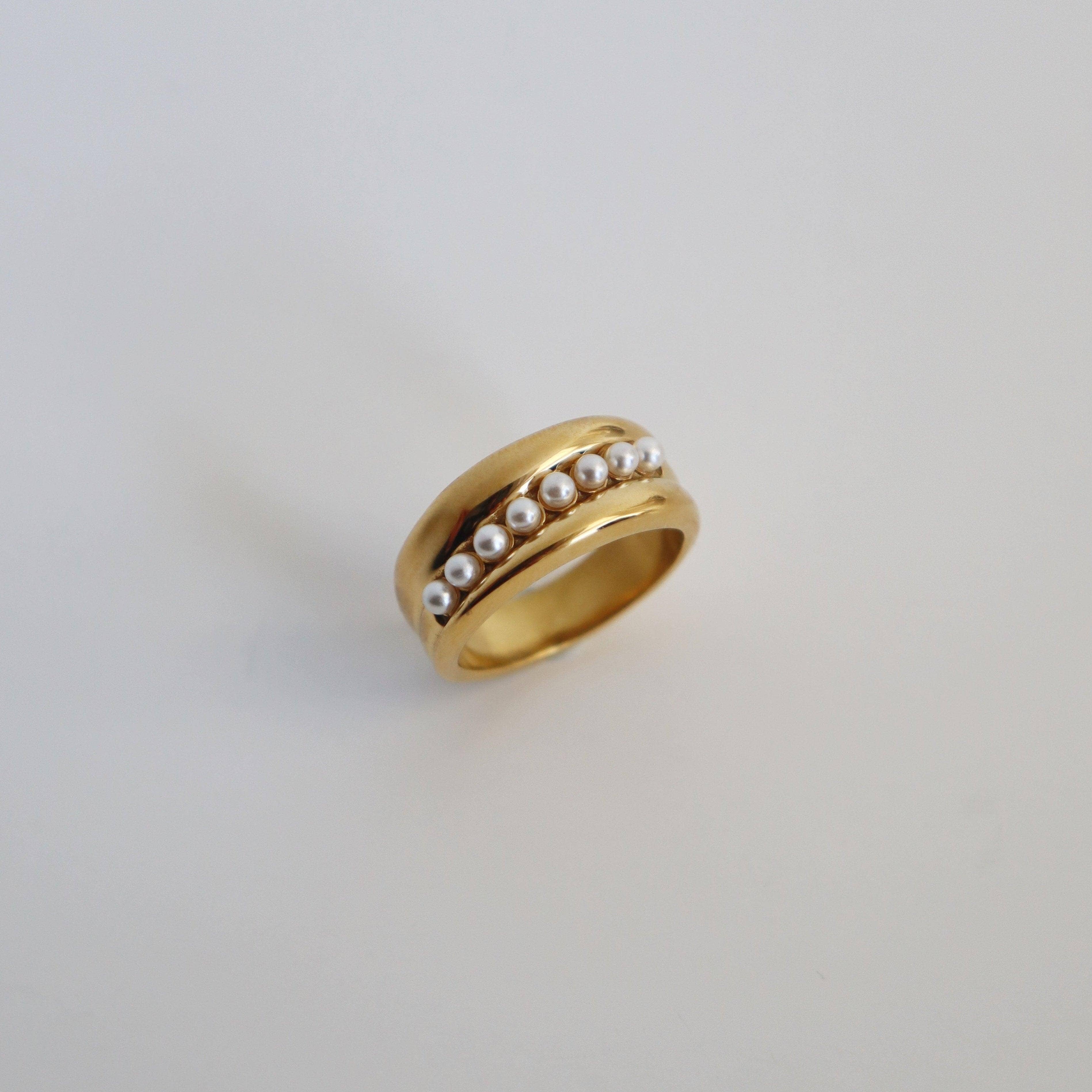 Perla Chunky Pearl Ring