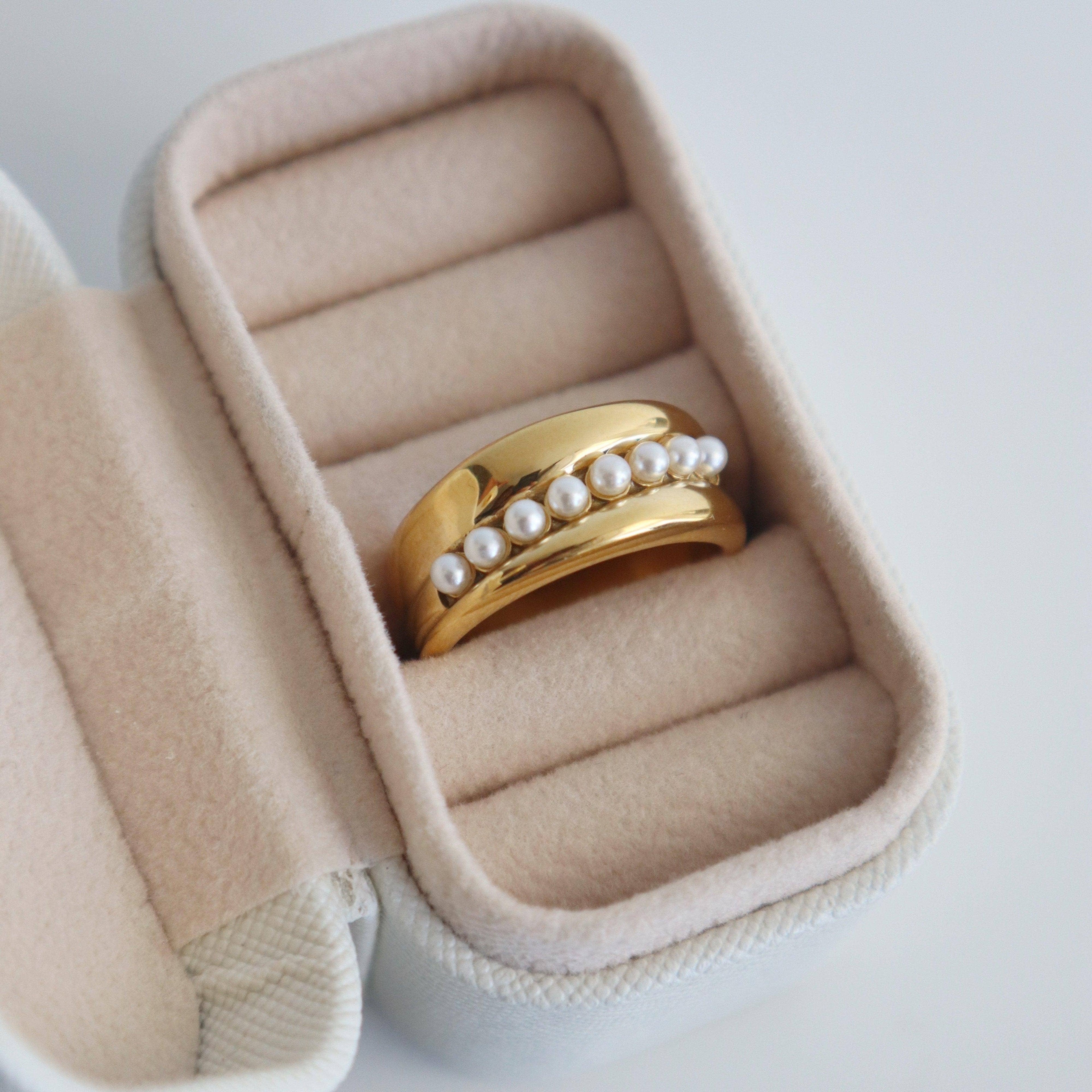 Perla Chunky Pearl Ring
